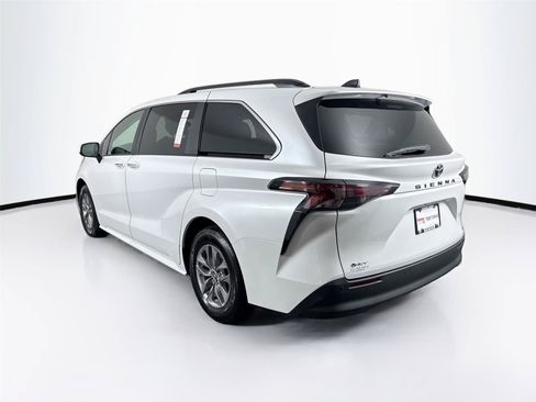 Certified 2026 Toyota Sienna XLE FWD image 13