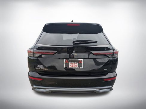 New 2025 Mitsubishi Outlander SE image 4