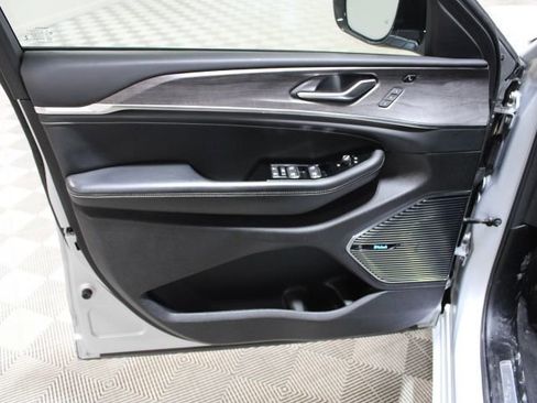 Used 2022 Jeep Grand Cherokee Overland w/ Luxury Tech Group IV image 16