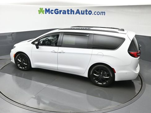 Used 2025 Chrysler Pacifica Limited FWD image 24
