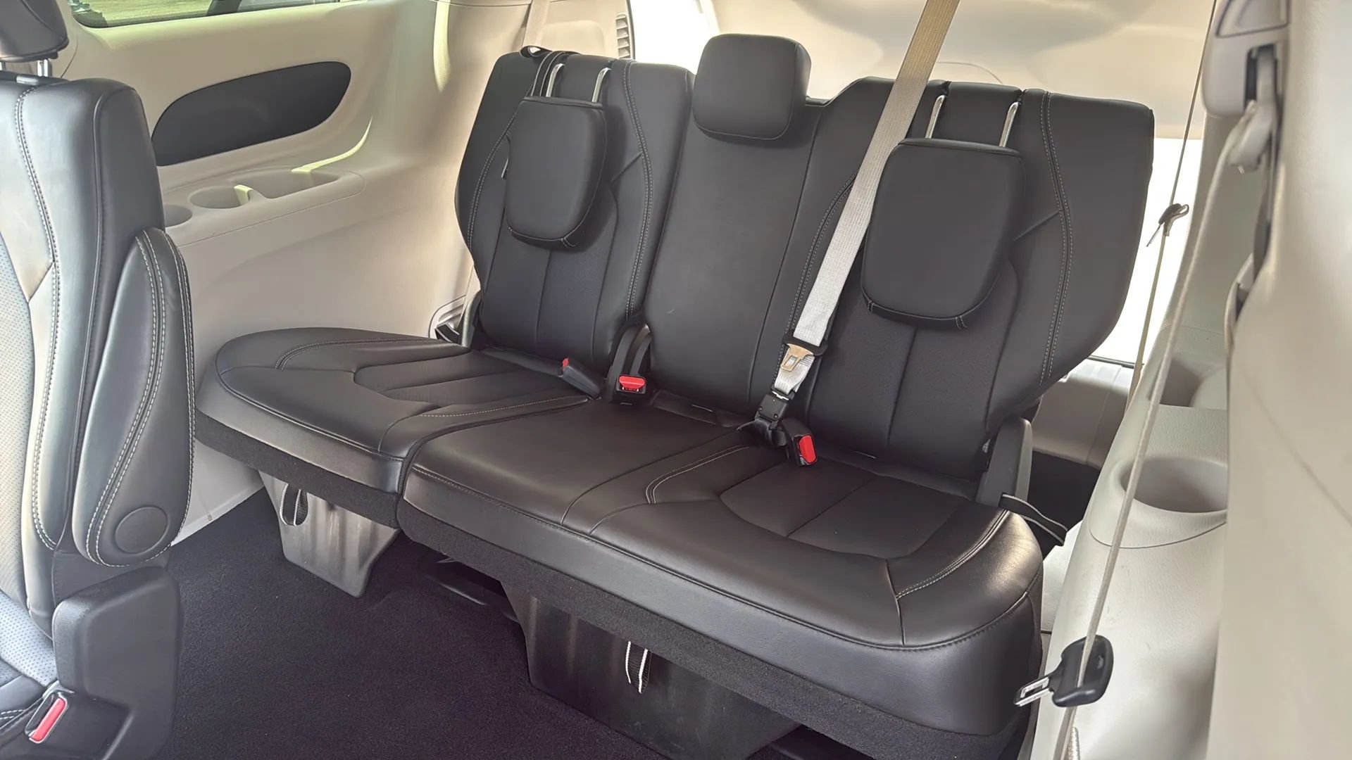 Used 2024 Chrysler Pacifica Touring-L FWD image 11