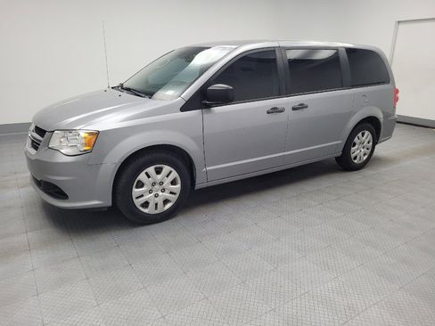 Used 2019 Dodge Grand Caravan SE image 2