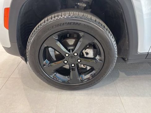 Used 2024 Jeep Grand Cherokee Limited w/ Black Appearance Package AWD/4WD image 14