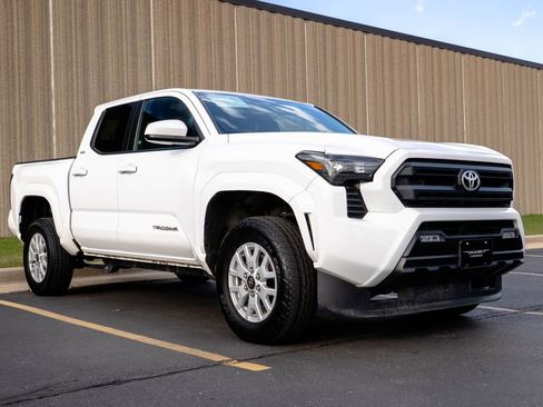 Used 2025 Toyota Tacoma SR5 AWD/4WD image 2
