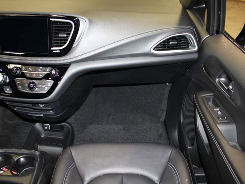 New 2026 Chrysler Pacifica Select image 28