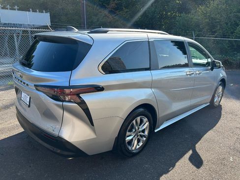 Used 2023 Toyota Sienna XLE w/ XLE Plus Package AWD/4WD image 5
