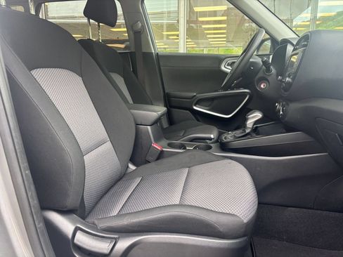Used 2025 Kia Soul LX w/ LX Technology Package FWD image 24