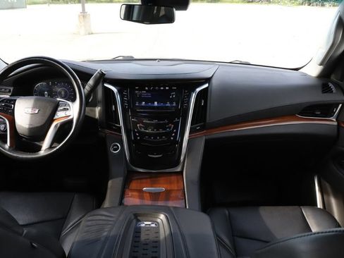 Used 2017 Cadillac Escalade Luxury AWD/4WD image 13