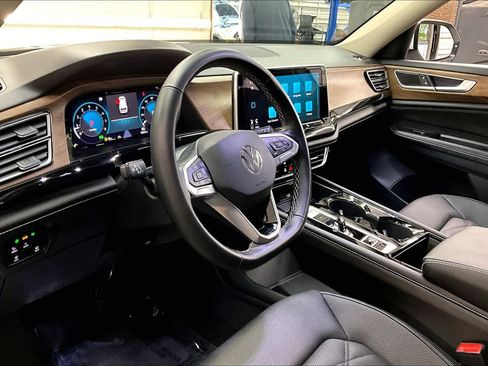 Used 2025 Volkswagen Atlas SE w/ Panoramic Sunroof Package image 16