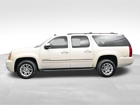 Used 2011 GMC Yukon XL SLT w/ SLT-2 Equipment Package AWD/4WD image 2