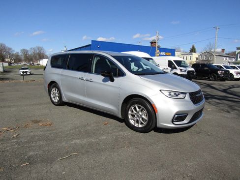 Used 2024 Chrysler Pacifica Touring-L image 42
