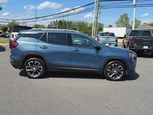 Certified 2024 GMC Terrain SLT w/ Infotainment Package II AWD/4WD image 9