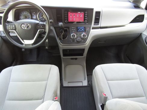 Certified 2020 Toyota Sienna L FWD image 28