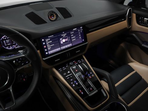 Certified 2023 Porsche Cayenne GTS AWD/4WD image 43