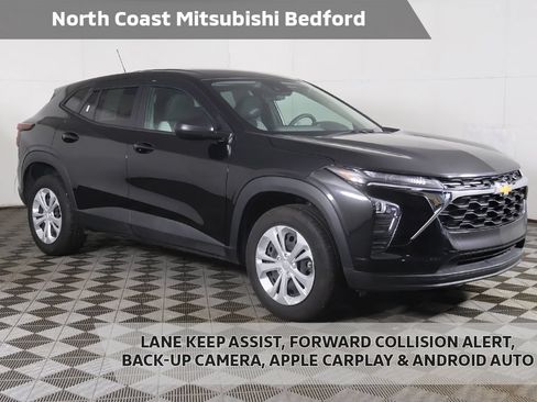 Used 2025 Chevrolet Trax LS FWD image 1
