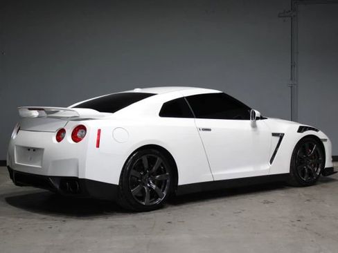 Used 2010 Nissan GT-R Premium image 3