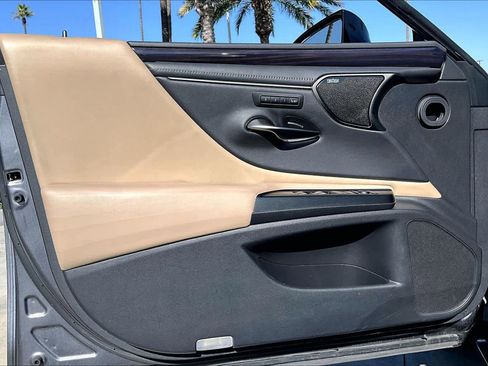 Used 2020 Lexus ES 300h w/ Accessory Package image 22