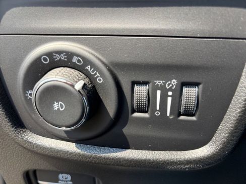 Used 2023 Jeep Grand Cherokee L Limited AWD/4WD image 19