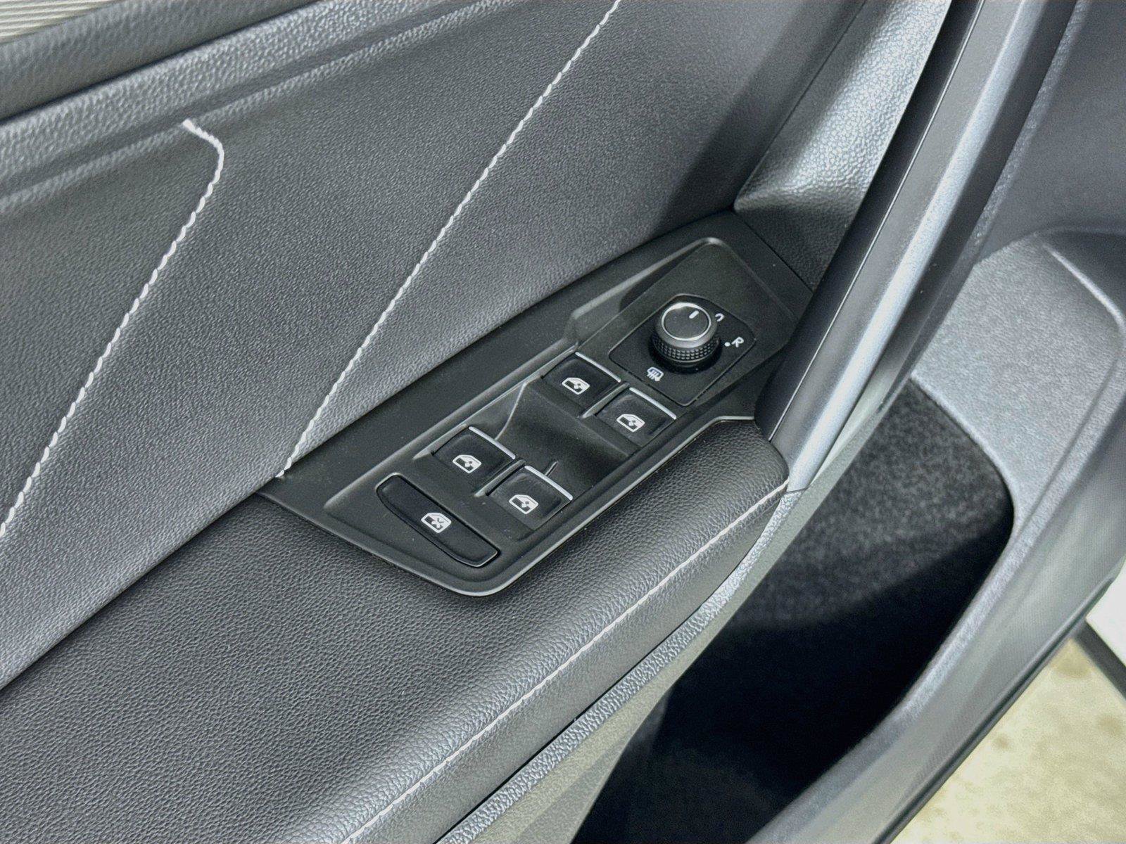 Used 2023 Volkswagen Tiguan SE w/ Panoramic Sunroof Package FWD image 17
