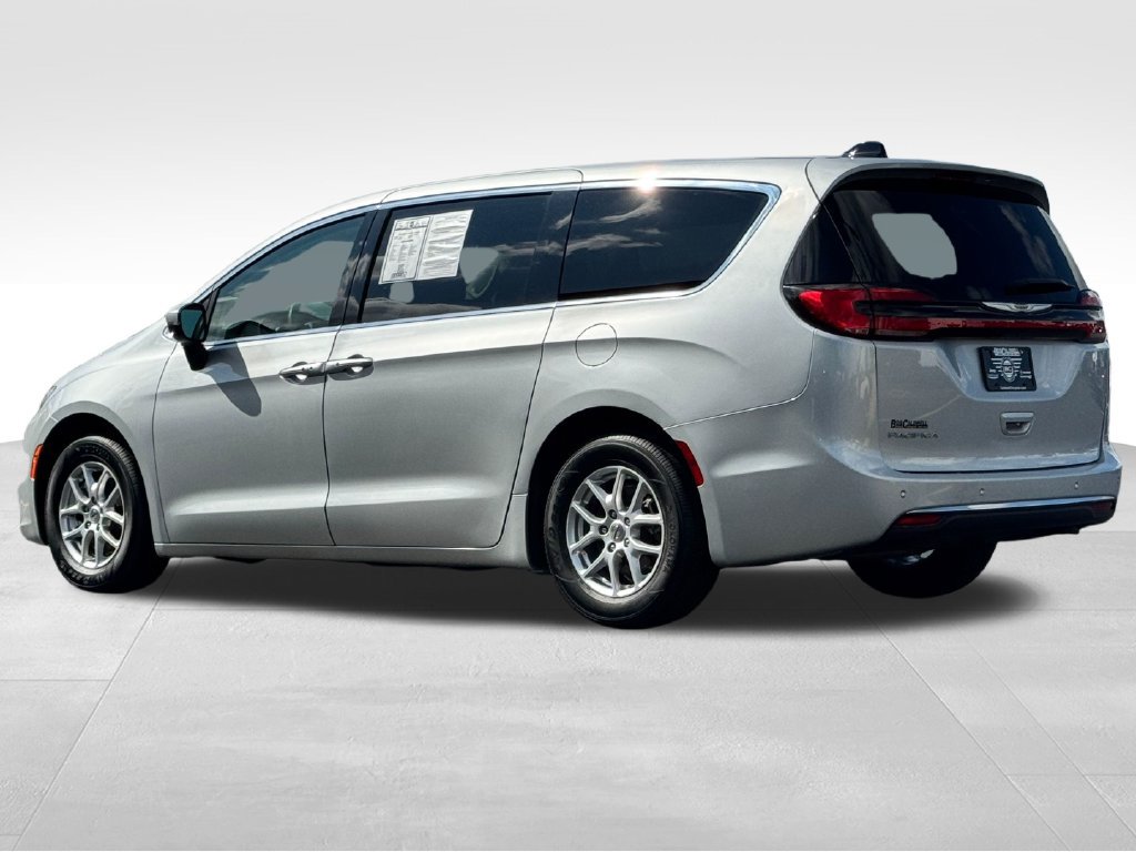 Used 2023 Chrysler Pacifica Touring-L FWD image 5
