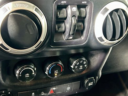 Used 2018 Jeep Wrangler Unlimited Sahara AWD/4WD image 26