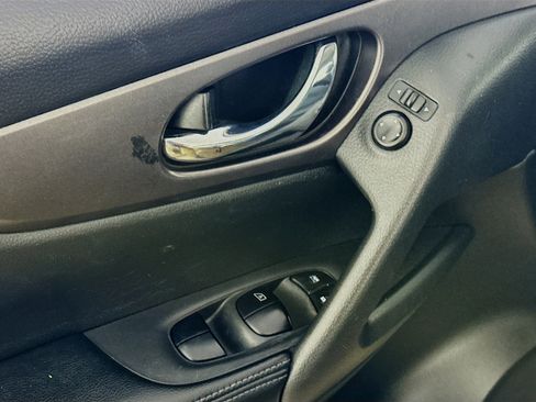 Used 2016 Nissan Rogue S image 18