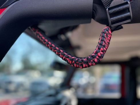 Used 2014 Jeep Wrangler Unlimited Sahara image 32