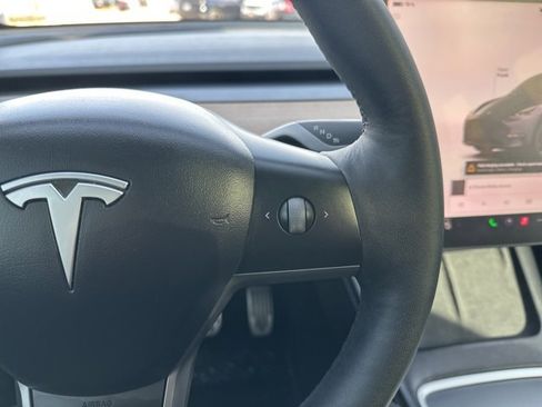 Used 2022 Tesla Model Y Long Range image 24