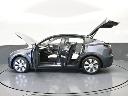 Used 2023 Tesla Model Y Standard Range image 71