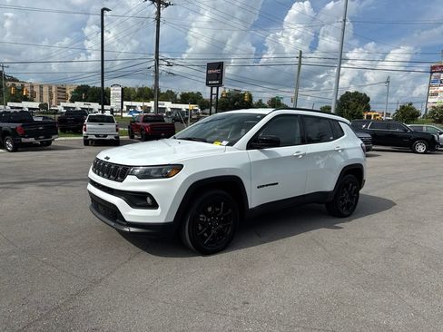 Used 2025 Jeep Compass Latitude w/ Convenience Group AWD/4WD image 3