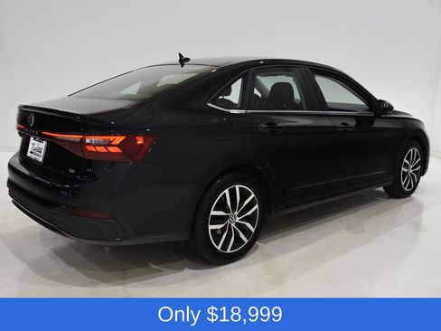 Used 2025 Volkswagen Jetta SE image 4