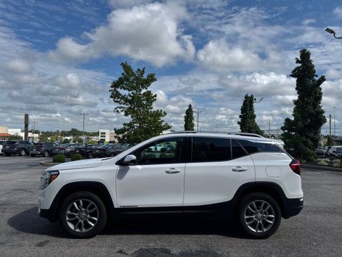 Used 2024 GMC Terrain SLT AWD/4WD image 14