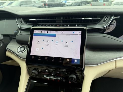 Used 2023 Jeep Grand Cherokee Limited w/ Luxury Tech Group II image 19