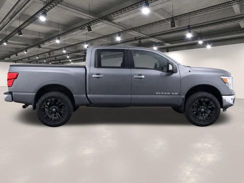 Used 2018 Nissan Titan SV w/ SV Convenience Package RWD image 6