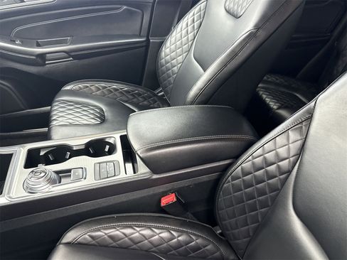 Used 2024 Ford Edge Titanium image 28