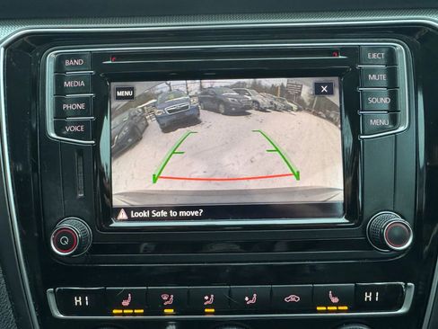 Used 2017 Volkswagen Passat 1.8T R-Line w/ R-Line Lighting Package image 19