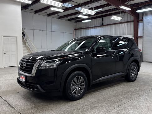Used 2024 Nissan Pathfinder S image 1