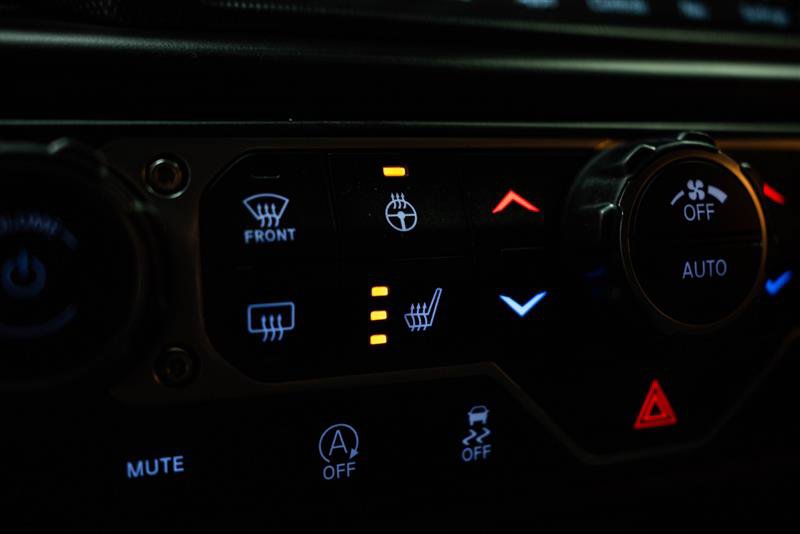 Used 2023 Jeep Wrangler Unlimited Sahara w/ Cold Weather Group AWD/4WD image 19