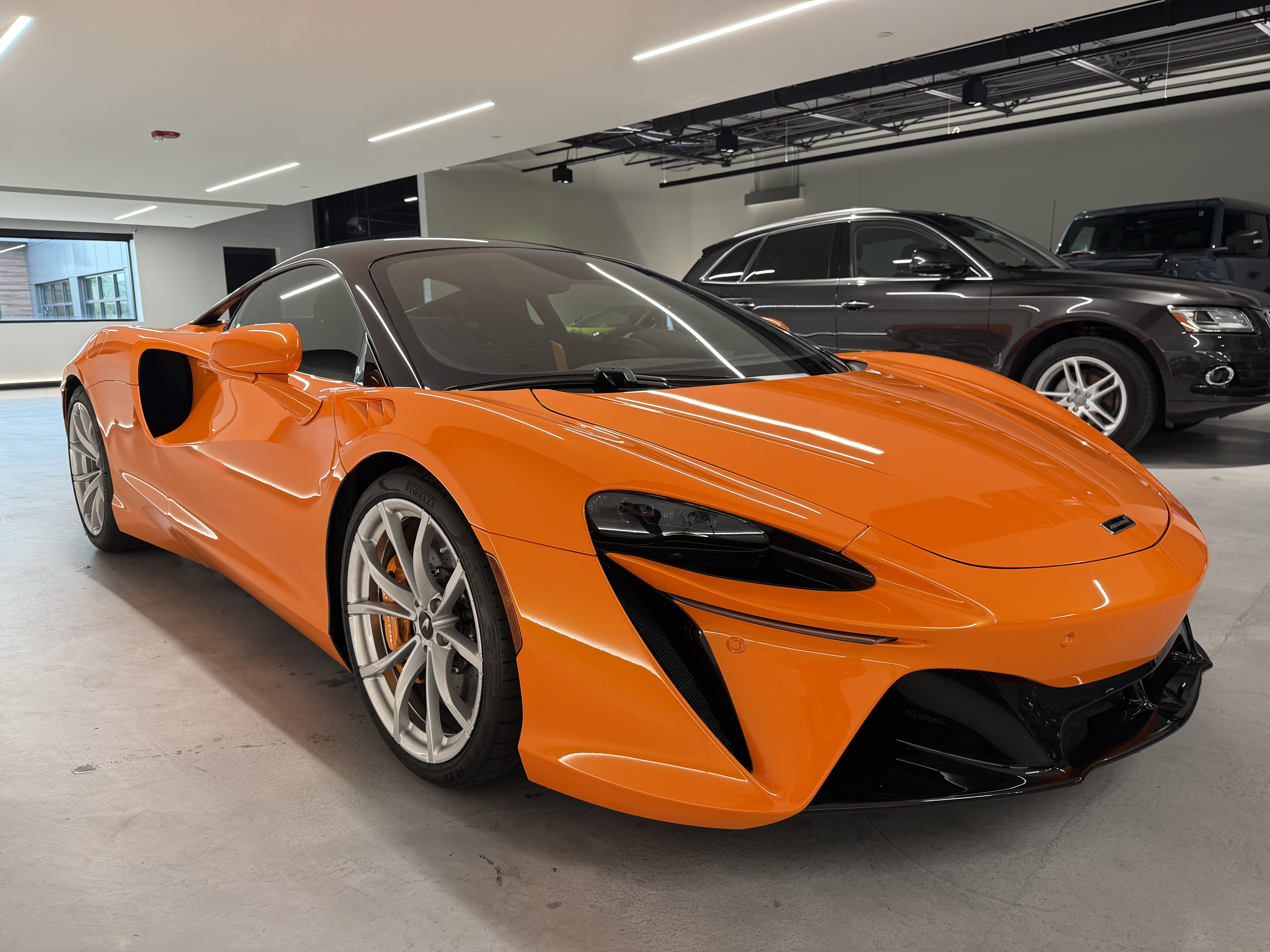Used 2023 McLaren Artura RWD image 3