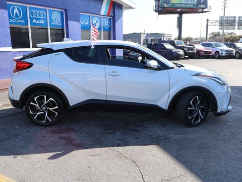 Used 2021 Toyota C-HR XLE FWD image 2