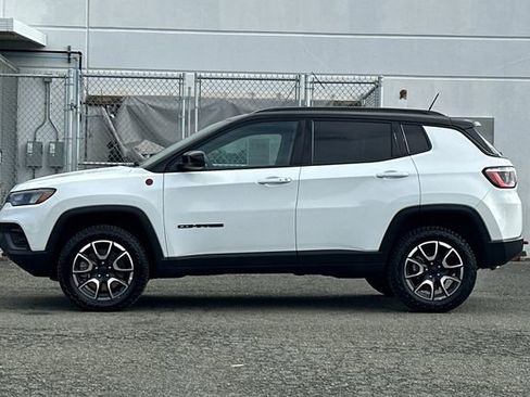 Used 2024 Jeep Compass Trailhawk image 7