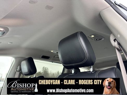 Used 2023 Chrysler Pacifica Touring-L image 30