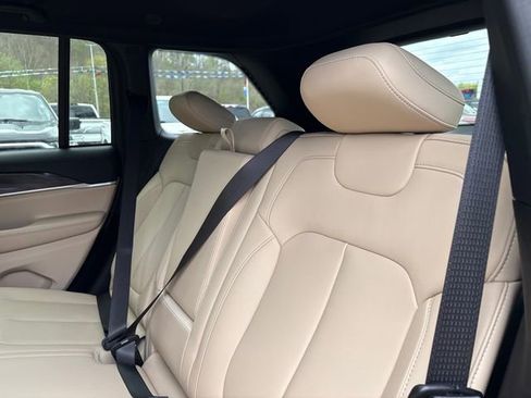 Used 2024 Jeep Grand Cherokee Limited image 23