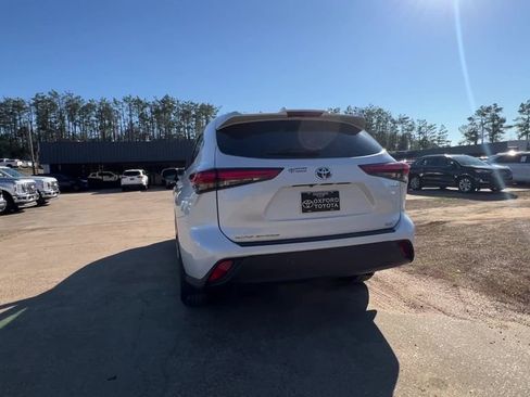 Used 2022 Toyota Highlander XLE image 5
