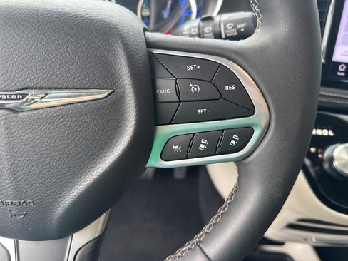 Used 2024 Chrysler Pacifica Limited FWD image 26