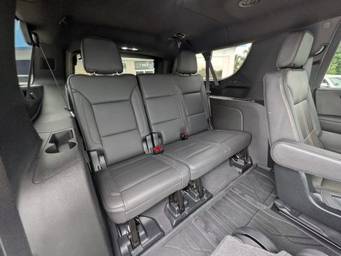 Used 2025 Chevrolet Suburban High Country RWD image 11