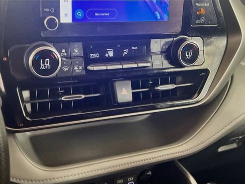 Used 2023 Toyota Highlander L FWD image 13