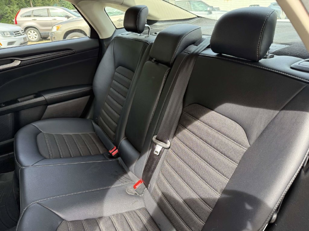 Used 2018 Ford Fusion SE w/ Equipment Group 201A FWD image 12