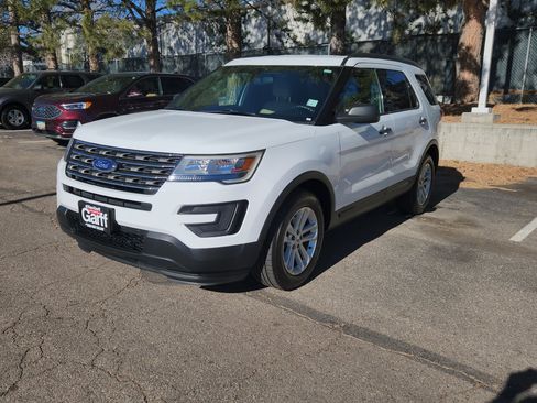 Used 2017 Ford Explorer FWD image 2