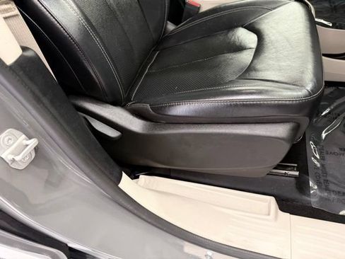 Used 2022 Chrysler Pacifica Touring-L FWD image 22